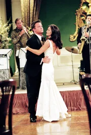 Joey (Matthew Perry), Monica (Courteney Cox)