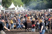75.000 schwarz gekleidete Menschen treffen sich jedes Jahr in der beschaulichen schleswig-holsteinischen Gemeinde Wacken beim größten Heavy-Metal-Festival der Welt.