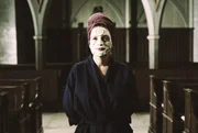 Wieso brennt nachts Licht in der Kirche? Die Pfarrerin (Stephanie Bothor) vergisst ihre Gurkenmaske und geht schnell mal nachsehen.