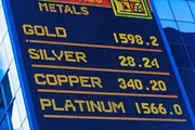 Im Oktober 2013 sorgte ein großer Verkaufsauftrag am US-Gold-Markt in Chicago, Illinois, für einen plötzlichen Kursrutsch des Edelmetalls. Ein Beleg für die Manipulation des Goldpreises?