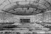 30 Jahre nach dem Mauerfall wird in den ehemaligen Ländern des Ostblocks die Erinnerung an den Kommunismus offiziell eher verdrängt. Die Künstler hingegen setzen sich mit dem sozialistischen Erbe auseinander ... (hier: Busludscha-Denkmal in Bulgarien)