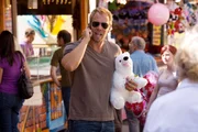 Carl (Dominic Boeer) beobachtet, wie der Spediteur und Waffenschmuggler Werner Belmann Opfer eines Attentats wird.