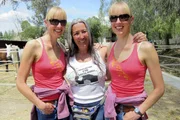 Kati und Rike van der Weerd mit der Tiertrainerin Concordia in der Nähe von Malaga.