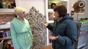 Pias,li. Mutter re., macht sich Sorgen um ihre Zukunft.