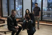 MacGyver soll ein Terrorist sein? Jack (George Eads, l.), Riley (Tristin Mays, 2.v.l.), Matty (Meredith Eaton, 2.v.r.) und Bozer (Justin Hires, r.) können diesem Verdacht keinen Glauben schenken ...