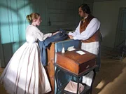 Eine Kundin beschwert sich bei dem Schneider Jacob Davis (Grant Kirkwood) über die zerrissenen Hosen ihres Mannes.
