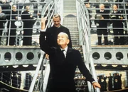 Charlie staubt Millionen ab
Applaus für einen Ganoven:
Noel Coward als Mr. Bridger (vorne)