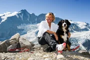 Hansi Hinterseer mit Hund Gina vor dem Großglockner.