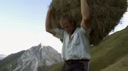 Klaus Gufler, der Jungbauer, bei der Heuernte im Passeiertal