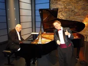 Der Pianist Barton Weber mit Bob Ross am Flügel.