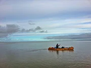 Dirk Rohrbach ist eigentlich Arzt. Aber vor ein paar Jahren hat er seine Leidenschaft fürs Reisen, Fotografieren und Schreiben zu seinem neuen Beruf gemacht. Er macht sich auf in wilden Norden Amerikas. In einem selbstgebauten Kanu aus Birkenrinde will er den legendären Yukon entlangpaddeln - von den Quellseen in Kanada durch ganz Alaska bis zum Beringmeer. 3000 Kilometer durch die atemberaubende Weite, gegen die Widrigkeiten und Launen der Natur. Im Vordergrund stehen dabei Dirk Rohrbachs Begegnungen mit den Menschen entlang des Flusses.