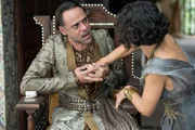 L-R: Alexander Siddig als Doran Martell, Indira Varma als Ellaria Sand