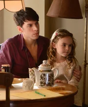 Felix (Jordan Gavaris) und Kira (Skyler Wexler)