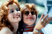 In "Thelma und Louise" schickt Ridley Scott zwei Freundinnen, dargestellt von Geena Davis (li.) und Susan Sarandon (re.), auf einen rasanten Roadtrip durch die männlich geprägte Westernwelt.