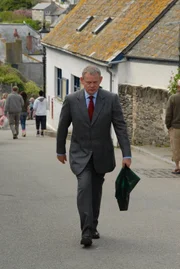 Seit er die Hochzeit mit Louisa abgesagt hat, fragt sich Doc Martin (Martin Clunes) immer mehr, was ihn noch in Cornwall hält. Doch vor dem Weggang muss er seine Blutphobie loswerden ...