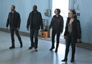 (v.l.n.r.) Weller (Sullivan Stapleton), Reade (Rob Brown), Jane (Jaimie Alexander) und Zapata (Audrey Esparza) stehen vor einem Rätsel: Das scheinbar abgestürzte Flugzeug steht völlig unversehrt in einem Hangar auf einer Insel im Schwarzen Meer. Wo sind die Passagiere und die Besatzung?