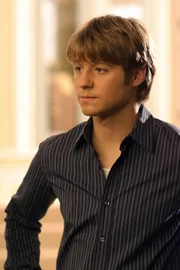 Benjamin McKenzie (Ryan).