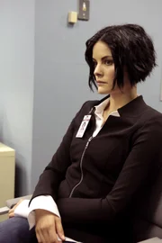 Jane (Jaimie Alexander) begibt sich mit Roman auf eine wichtige Mission. Aus einem Forschungslabor soll ein wertvoller Mikrochip gestohlen werden. Und dies ist gar nicht so einfach ...