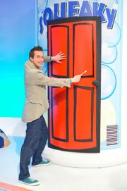 In seinem magischen Studio fehlt es Mister Maker an nichts. Kleber, Scheren, Pinsel - alles ist da. In Übergröße und mit Eigenleben.