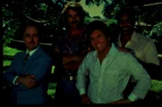 Eine unschlagbare Truppe: Magnum (Tom Selleck, 2.v.l.), Higgins (John Hillerman, l.), Rick alias "Orville" (Larry Manetti, 2.v.r.) und T.C. (Roger E. Mosley, r.).