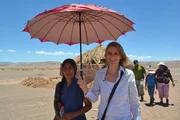 Marietta Slomka mit Vertretern indigener Stämme in der Atacamawüste/Chile.