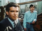Ian Dunross (Pierce Brosnan) auf dem Schiff von Vierfinger Wu (Khigh Diegh). Auch dessen Sohn Paul nimmt an der Besprechung teil.