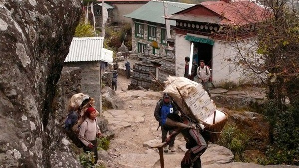 Abenteurer Gerry Moffatt von den eisbedeckten Tälern des Himalaya, wo der legendäre Yeti hausen soll, führt ihn seine Suche rund um die Welt bis in die Wildnis Nordamerikas, in die Heimat des ebenso häufig gesichteten wie letztlich unauffindbaren Bigfoot.