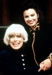 Die Nanny "Viel Rauch um nichts". Im Bild: Heute in einer kleinen Gastrolle bei der 'Nanny' Fran Fine (Fran Drescher): Broadway-Star Carol Channing (li.).