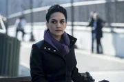 Als Nas (Archie Panjabi) von ihrem Kontaktmann eine Festplatte der Terrorzelle "Sandsturm" entgegennehmen will, wird sie von einem Unbekannten überfallen. Glücklicherweise gelingt es ihr, die Festplatte zu retten ...