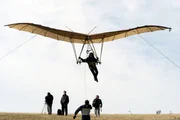 Hätten die Menschen schon vor über 500 Jahren fliegen können? Zwei Ingeniereure gehen dieser Frage auf den Grund und bauen den Segelfluggleiter von Leonardi da Vinci nach.