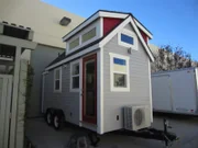 Tiny House Hunters Season3 EP Free to Be Tiny, Tiny House Hunters Staffel3 EP TraumhaĚˆuschen
Homebuyer Cianna (Center) and friend Shelley (Left) along side tiny house builder Nick Mosley tour this quaint 163 sq. ft. tiny house as seen on Tiny House Hunters.