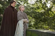 Elizabeth (Rebecca Ferguson, r.) will Anthony (Ben Lamb, l.) dazu bringen, zusammen mit Edward in den Krieg zu ziehen ...