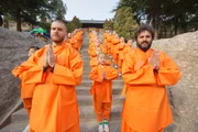 Vorne: Joel Dommett (l.) und Nish Kumar (r.) mit den Mönchen im Fawang Tempel.