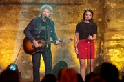 Gastgeberin Carolin Kebekus mit Wolfgang Niedecken.