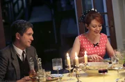 Alice (Blandine Bellavoir) mit Roland De La Vallée (Charlie Dupont) beim gemeinsamen Essen.