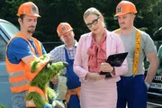 Constanze, die Assistentin von Bauunternehmer Hämmerlein (Judith Hörsch), diskutiert mit Wolf, der den Baubetrieb zu sabotieren versucht.