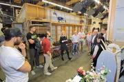 Besucher bei einem Blick in die Fallers-Studios.