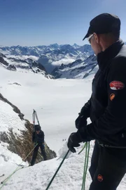 DOK-Serie: Abenteuer Alpen – Die Skitour des Lebens
Abseilen am Col du Chardonnet. Alpinistisches Können ist gefragt auf der Haute Route. Bergführer David Fasel sichert Teilnehmerin Carmen Giezendanner.
2018
Copyright: SRF/Jacqueline Schwerzmann