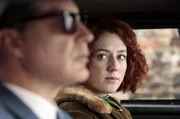 Alice (Blandine Bellavoir) und Swan Laurence (Samuel Labarthe) im Auto unterwegs.