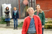 Hat Theo Pröll (Jonas Sippel, 2.v.r.) doch mehr mit dem Mord zu tun? Ellen Lucas (Ulrike Kriener, 2.v.l.) und Judith Marlow (Jördis Richter, r.) können und wollen es sich nicht vorstellen, doch ihr Job ist den Indizien zu folgen. Wo werden sie sie hinführen?