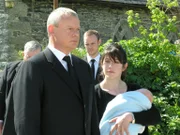 Portwenn versammelt sich, um Joan die letzte Ehre zu erweisen. Natürlich gehen auch Doc Martin (Martin Clunes, l.) und Louisa (Caroline Catz, r.) zur Beerdigung. Der Doc hält eine Rede, die aber eher einer Gesundheitsvorlesung gleicht als einer Abschiedsrede.