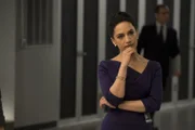 Nimmt alle Schuld auf sich, um Weller vor dem Justizministerium in Schutz zu nehmen: Nas (Archie Panjabi) ...