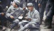 Dix milliards de lettres ont été écrites durant la guerre : moment de réconfort pour le soldat des tranchées, leur contenu était cependant contrôlé par l''armée, qui craignait les contenus subversifs