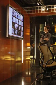 Ein kurzer Blick auf die Fotos der Tätowierungen und Renee (Annie Wersching) weiß, dass diese nur Männer tragen, die zu einer Gruppe mit Namen "Roter Platz" gehören.