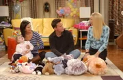 Trotz einiger Pannen wird Emmas Party ein wahrer Erfolg. Monica (Courteney Cox, 2.v.l.), Chandler (Matthew Perry, 2.v.r.) und Phoebe (Lisa Kudrow, r.) haben viel Spaß ...