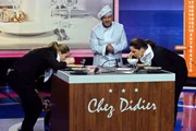 Dietmar Bär steht Moderator Jörg Pilawa als Assistent zur Seite. Der Schauspieler - u.a. "Tatort"-Kommissar Freddy Schenk - hilft den prominenten Kandidaten durch die Spiele. Hier: Désirée Nosbusch (re.) und ihrer Tochter Luka Kloser (li.)