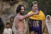Antipas (Johannes Brandrup, rechts) sucht Johannes den Täufer (Marco Foschi) auf.