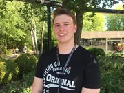 Janik Ringen (21) gehört zur sogenannten "Boo-Crew", eine Gruppe verkleideter und geschminkter Zombie-Darsteller, die im Park Besucher gruseln soll.