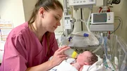 Das Hufeland Klinikum Mühlhausen – ein Ort, an dem Schicksale nur Betten voneinander entfernt liegen. Dazwischen starke Frauen, die diesen Kosmos am Laufen halten. Sie gewähren Einblicke in ihr Arbeitsleben, das zwischen Glück, Frustration und Erfolgen schwankt.
