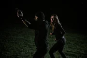 Antony Starr als Lucas Hood (l.), Ivana Milicevic als Carrie Hopewell